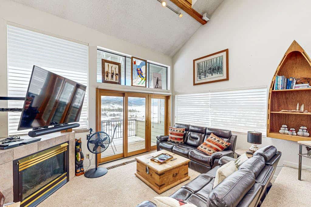 Cozy condo w/ a private hot tub & Fraser Valley views