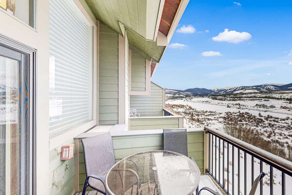 Cozy condo w/ a private hot tub & Fraser Valley views