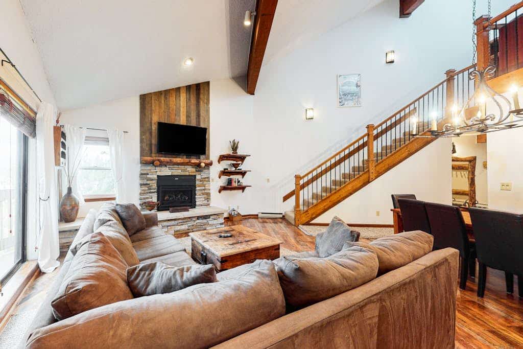 Ski straight to the lift—hot tub, pool & balcony for après-ski