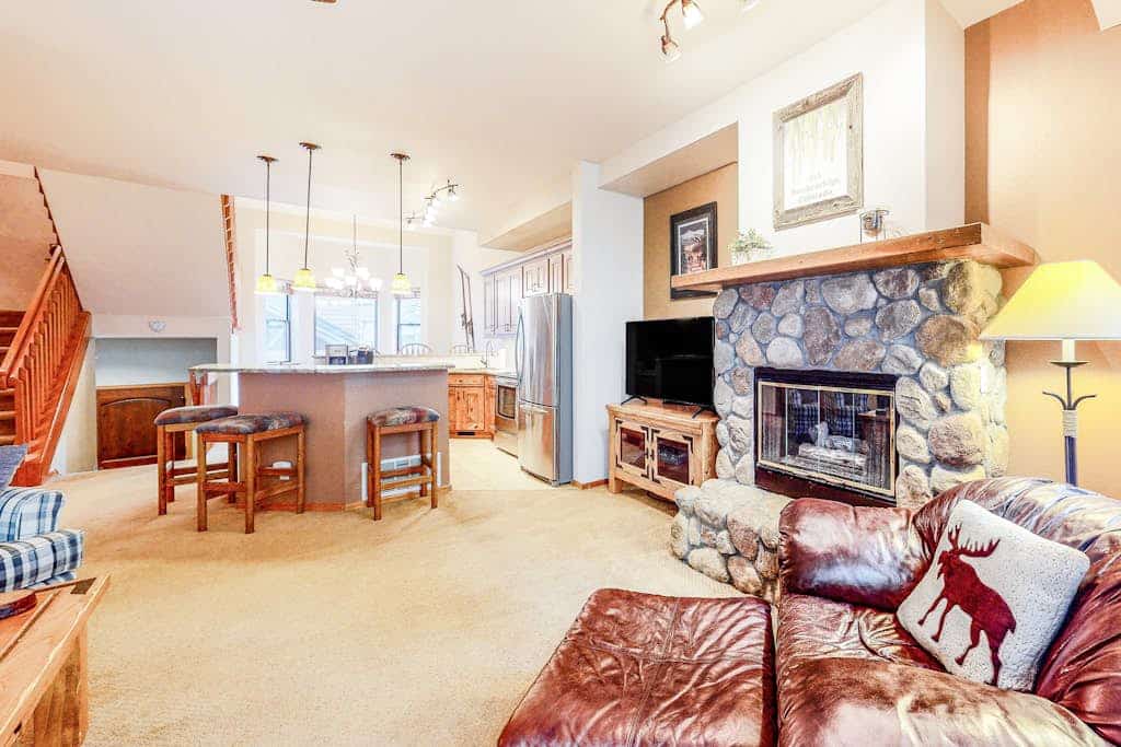 Comfortable townhouse with private hot tub, mountain view, fireplace & W/D