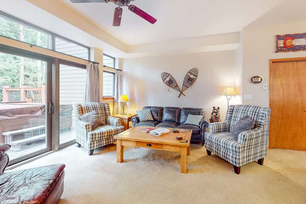 Comfortable townhouse with private hot tub, mountain view, fireplace & W/D