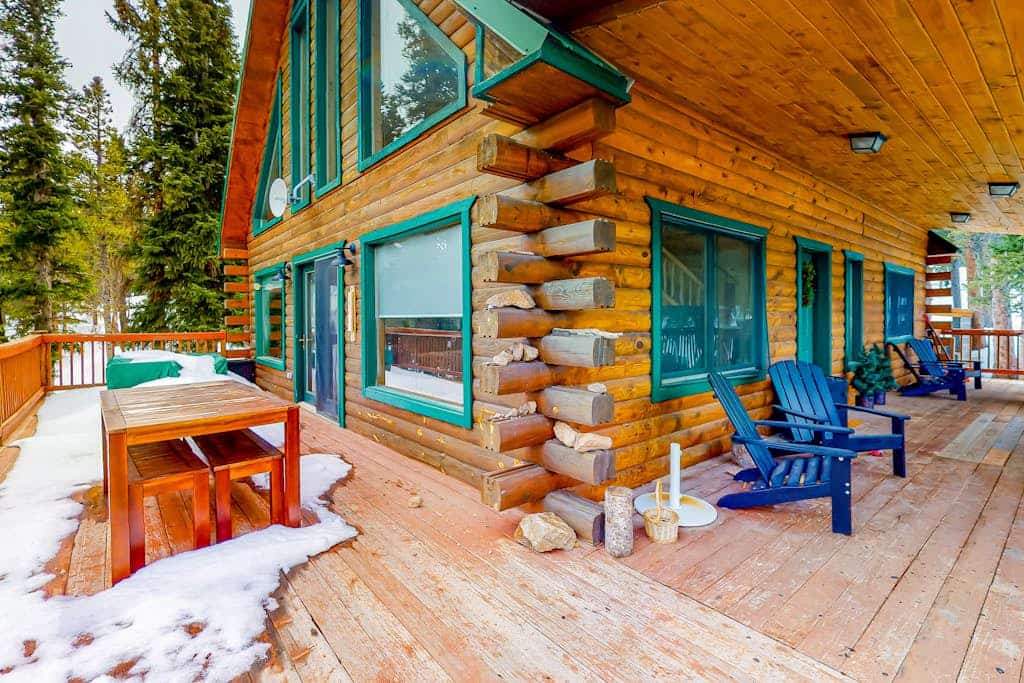 Spacious dog-friendly cabin with fireplace, mountain view, washer/dryer, & WiFi