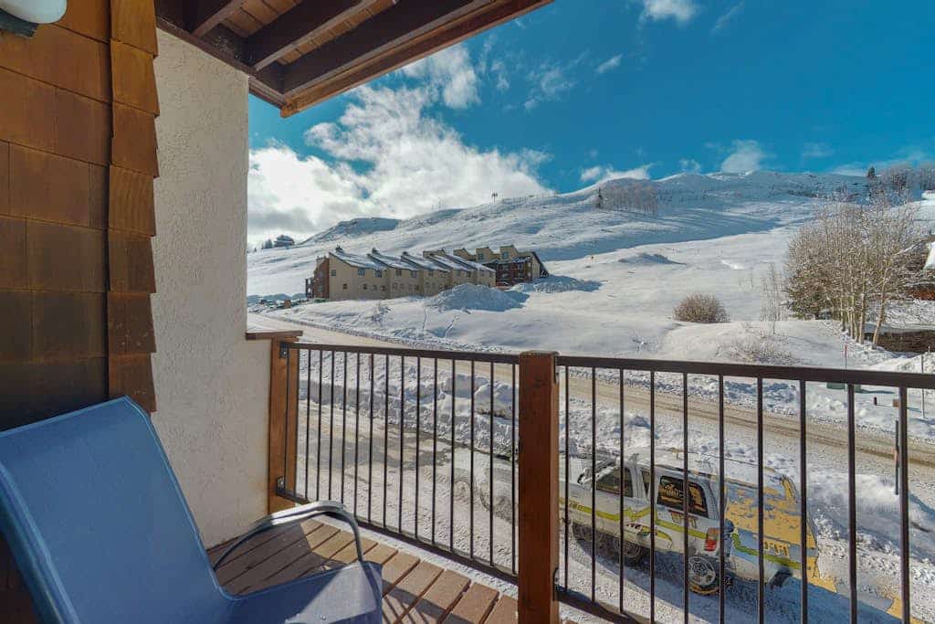 2nd-floor mountain-view condo with sauna, balcony, kitchen - walk to lifts