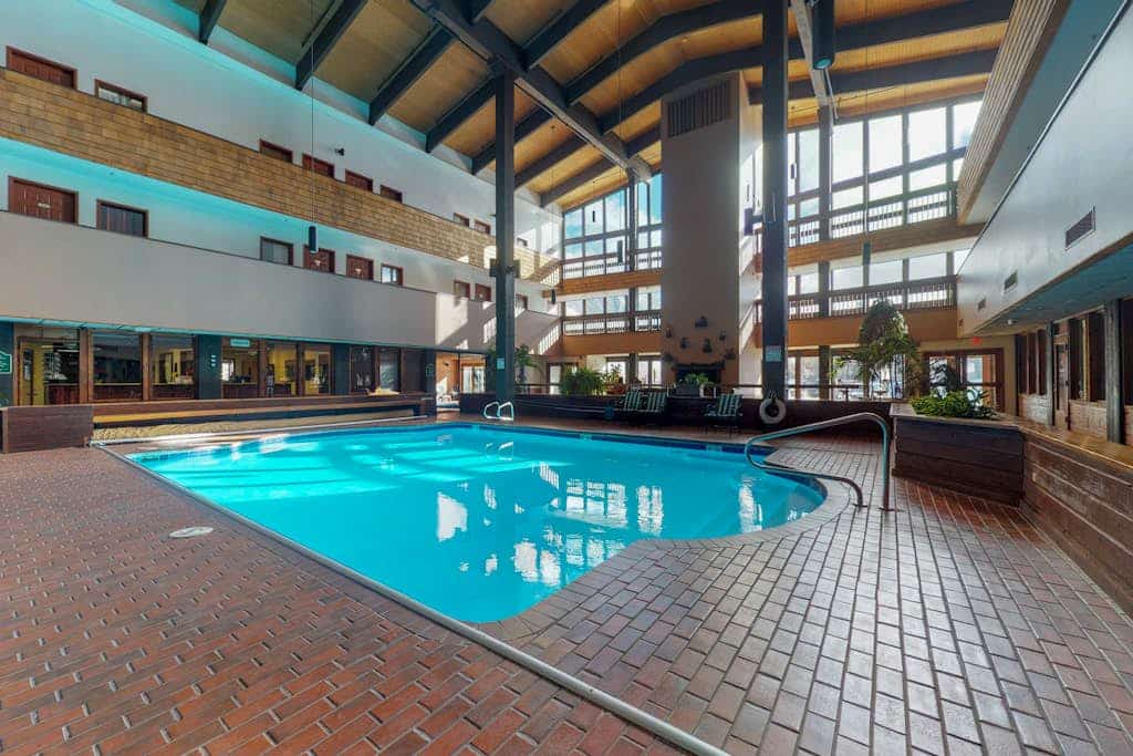 2nd-floor mountain-view condo with sauna, balcony, kitchen - walk to lifts