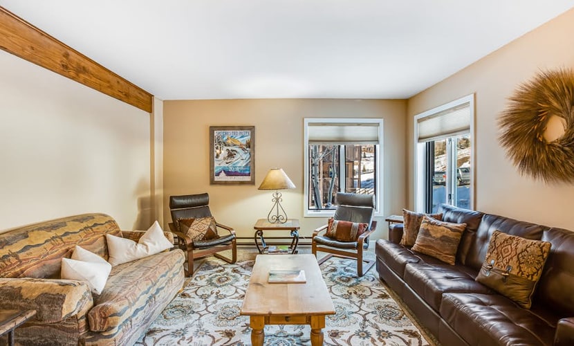 Comfortable ski condo w/ a kitchenette & free WiFi plus shared hot tub