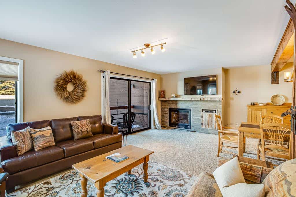 Comfortable ski condo w/ a kitchenette & free WiFi plus shared hot tub