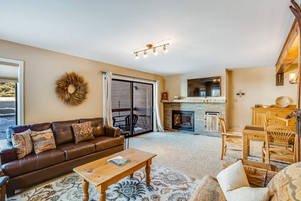 Comfortable ski condo w/ a kitchenette & free WiFi plus shared hot tub