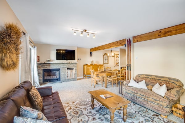 Comfortable ski condo w/ a kitchenette & free WiFi plus shared hot tub