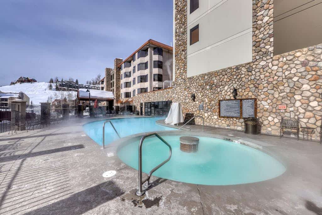 Well-Kept Studio Near the Slopes w/ Kitchenette, WiFi, Shared Pool, & Hot Tub