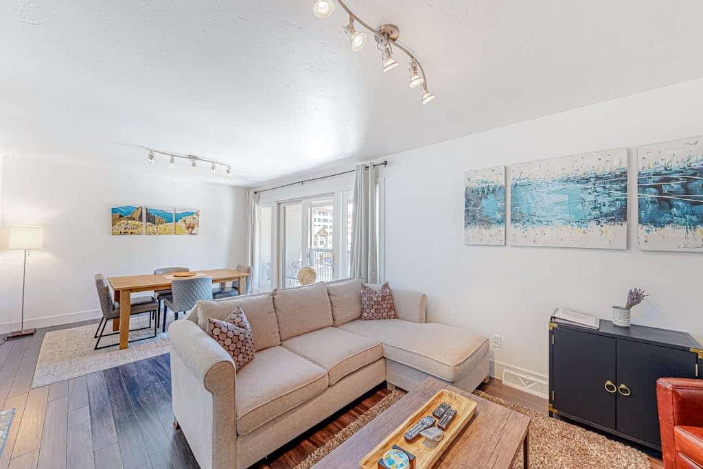 Mountain-view condo with balcony - walk to ski lifts, near downtown Crested Butte