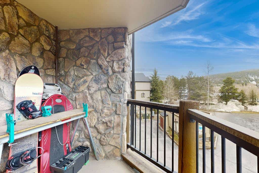 Ski condo with fireplace, washer/dryer, hot tubs - close to lifts & Main Street