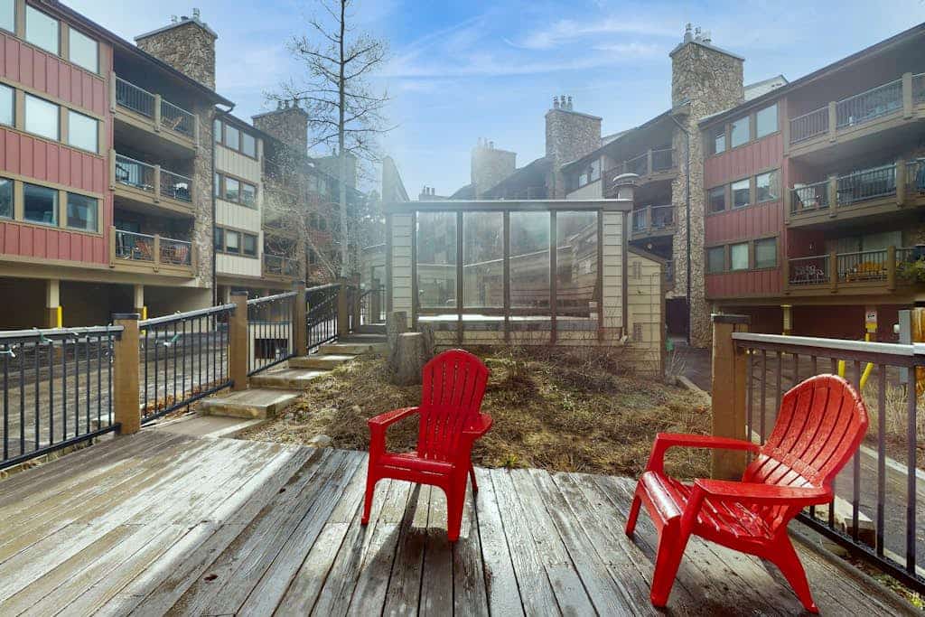Ski condo with fireplace, washer/dryer, hot tubs - close to lifts & Main Street