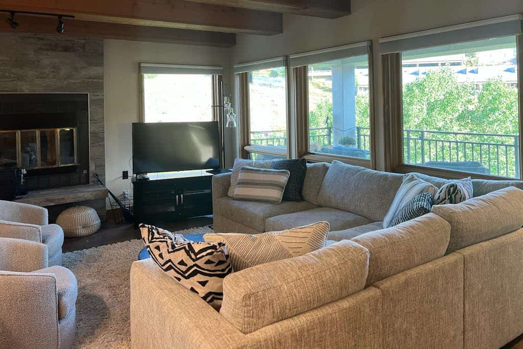 Rustic retreat with slopeside access, mountain views & cozy fireplace