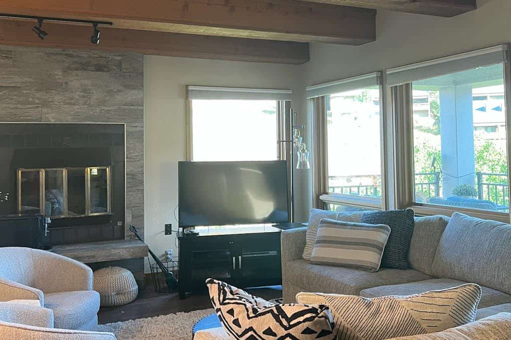 Rustic retreat with slopeside access, mountain views & cozy fireplace