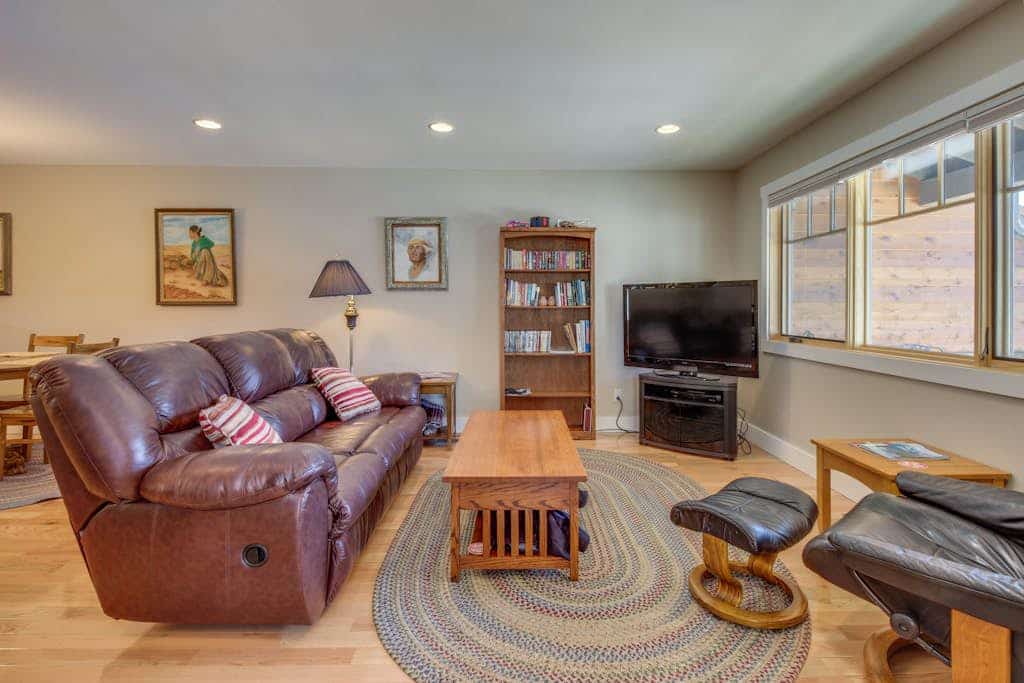 Sparkling new home close to downtown & hiking trails