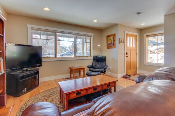 Sparkling new home close to downtown & hiking trails