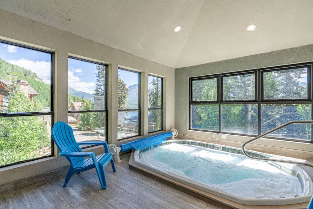 Third-floor mountain-view condo within walking distance of slopes