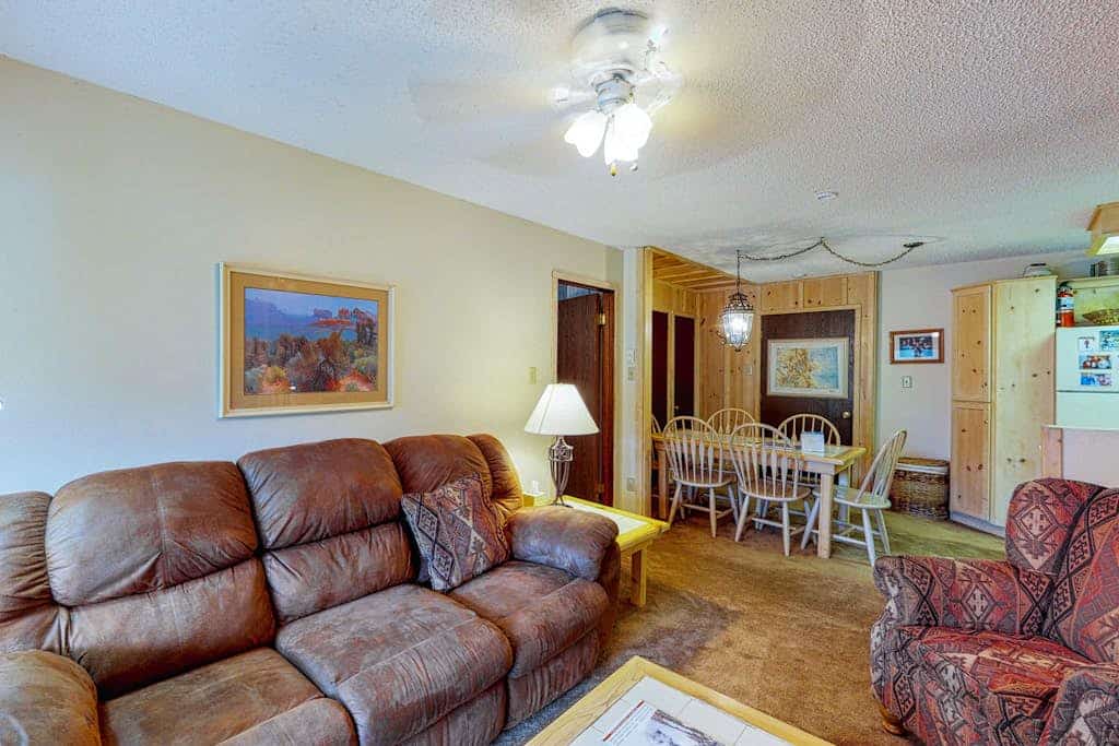 Third-floor mountain-view condo within walking distance of slopes
