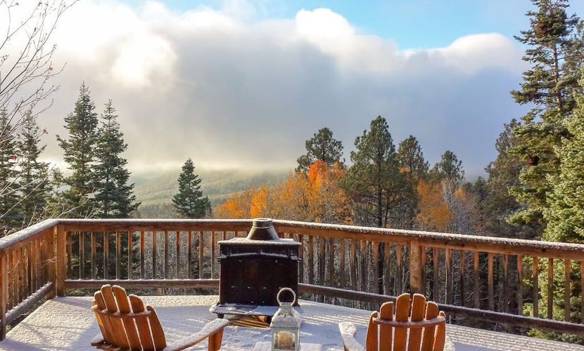 Unplugged dog-friendly getaway with tree-lined views
