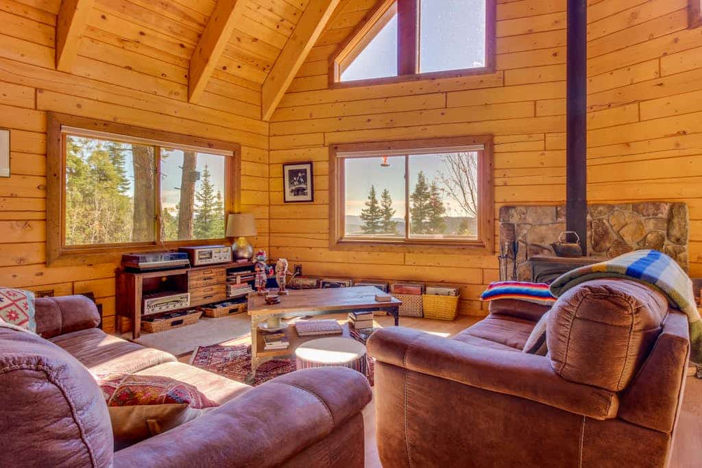Unplugged dog-friendly getaway with tree-lined views