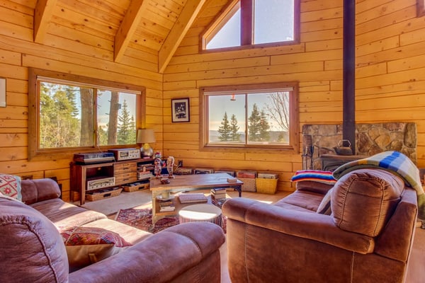 Unplugged dog-friendly getaway with tree-lined views