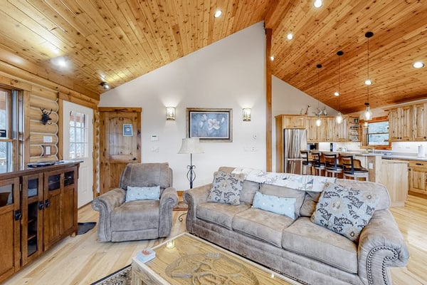 Secluded home with amazing mountain & lake views, deck, fireplace, & WiFi