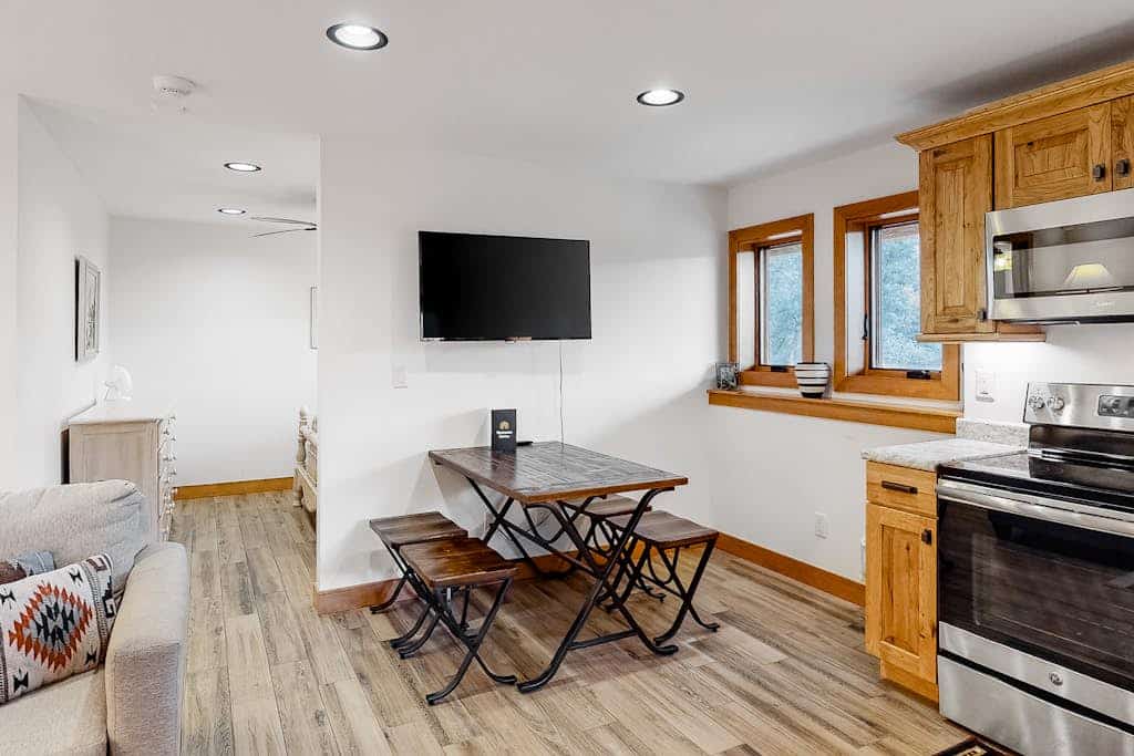 Cozy & secluded studio - quiet location near town, hiking, & skiing