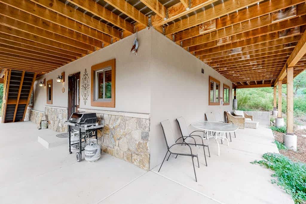 Cozy & secluded studio - quiet location near town, hiking, & skiing