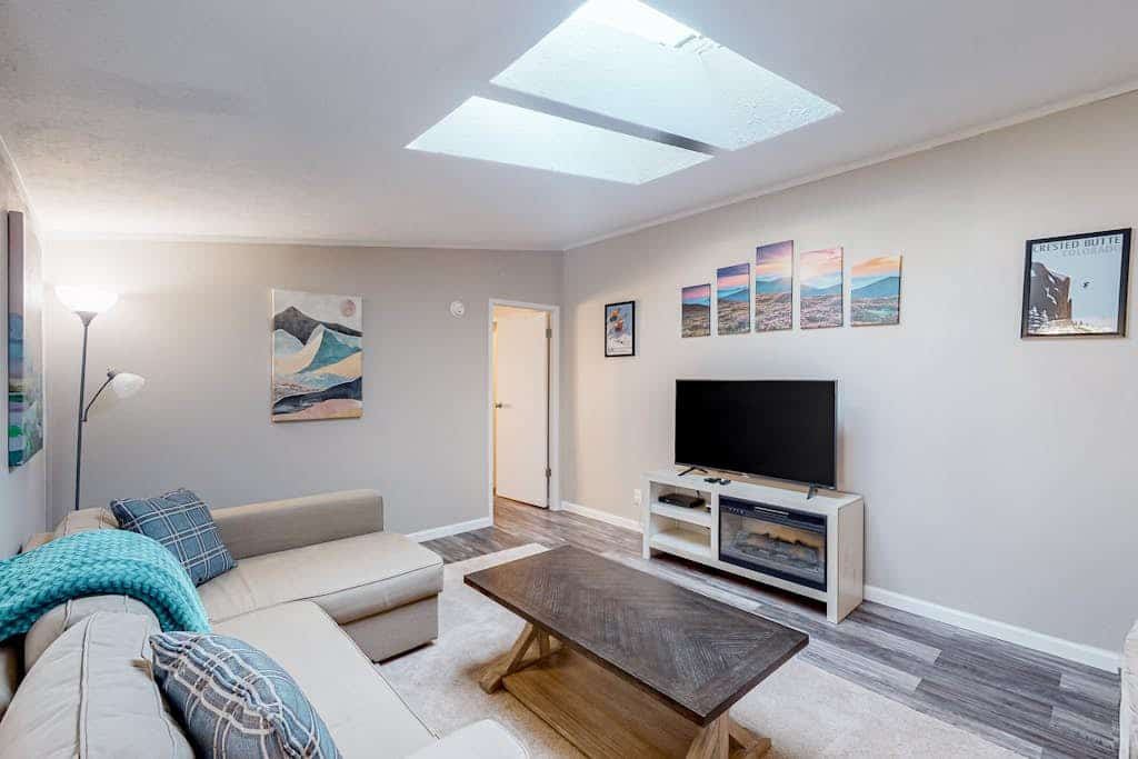 Single-level home with a washer/dryer, patio & grill