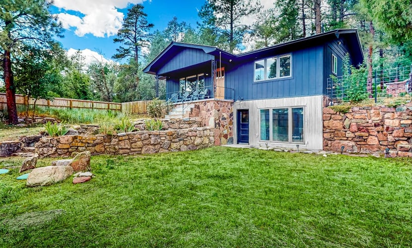 Hermosa home with walk-out apartment and two kitchens, near the hot springs