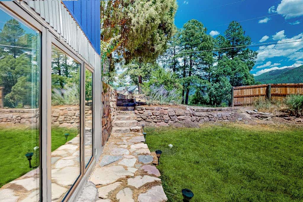 Hermosa home with walk-out apartment and two kitchens, near the hot springs