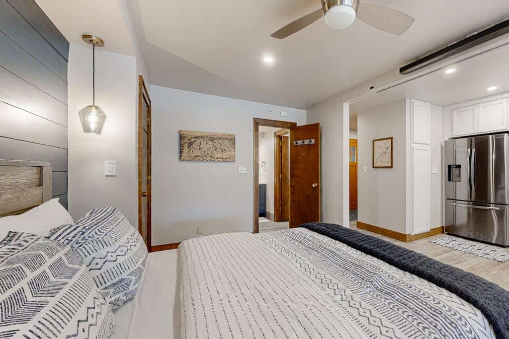 Spacious studio with large deck and access to shared pool and hot tub