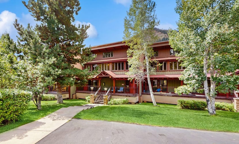 Lovely retreat north of town with private balcony & shared pool/hot tub