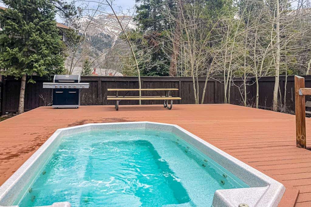 Serene ski-in/out condo with Shared Hot Tub - Access to Lifts