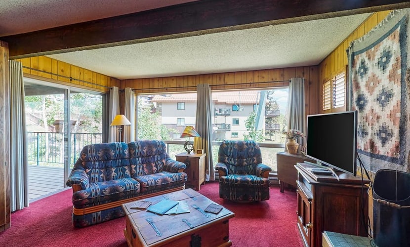 Ski-in/out condo with Purgatory amenity access & wood-burning fireplace