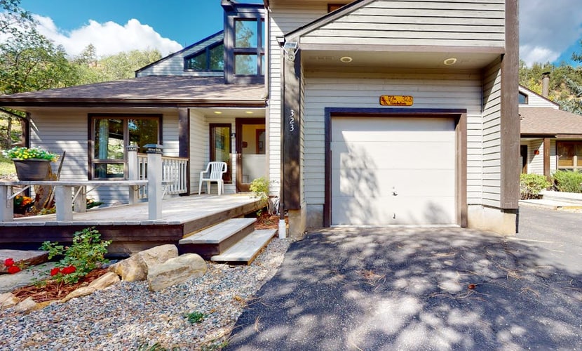 Dog-friendly townhome with mountain view, fireplace, patio, grill & W/D