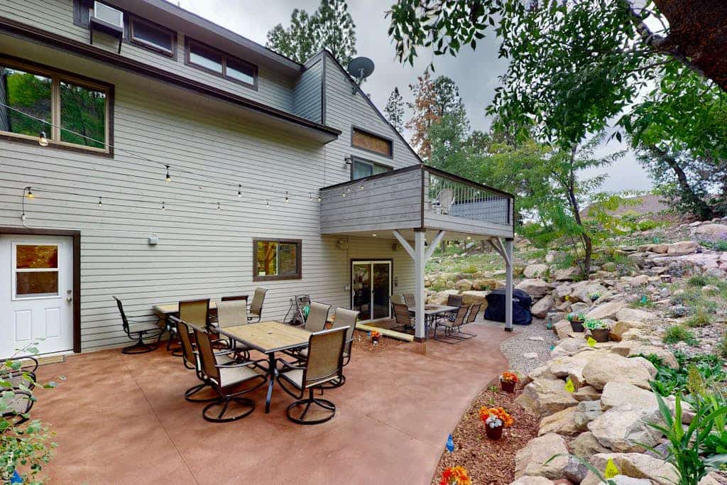 Dog-friendly townhome with mountain view, fireplace, patio, grill & W/D