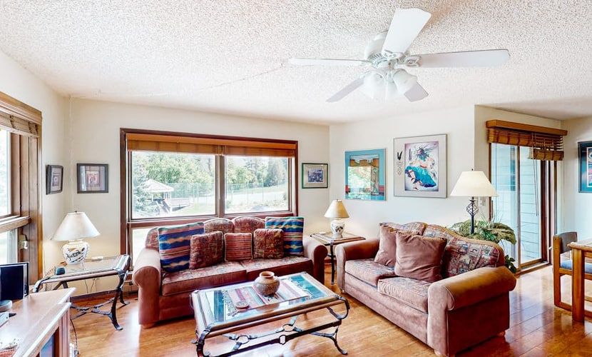 Comfortable condo with full kitchen, balcony, & washer/dryer