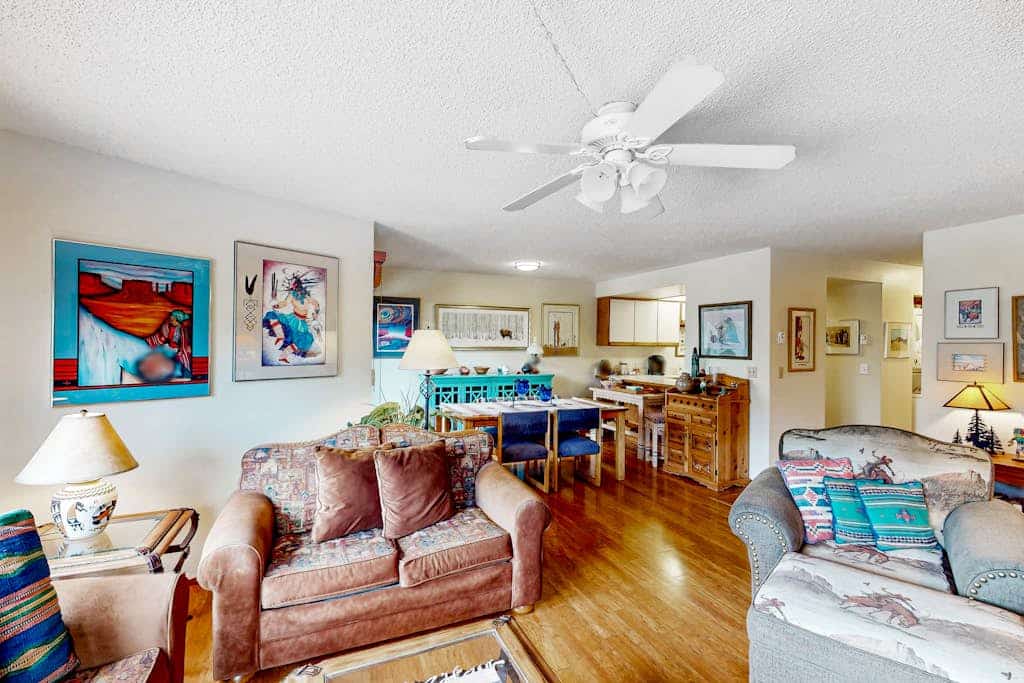 Comfortable condo with full kitchen, balcony, & washer/dryer