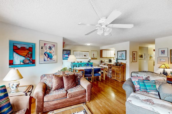 Comfortable condo with full kitchen, balcony, & washer/dryer
