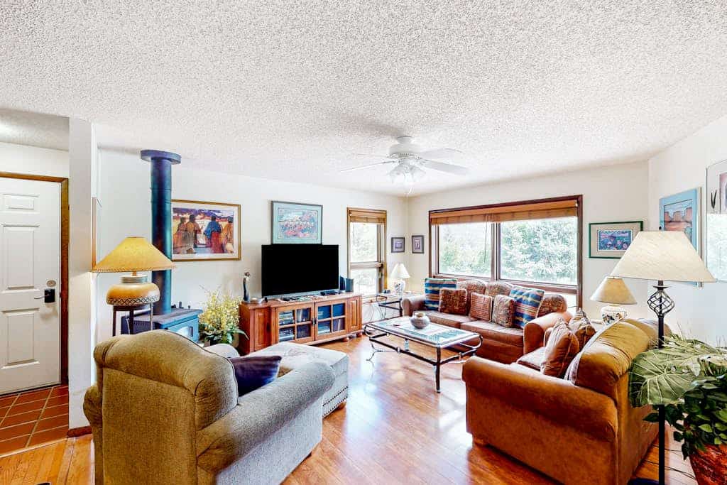 Comfortable condo with full kitchen, balcony, & washer/dryer