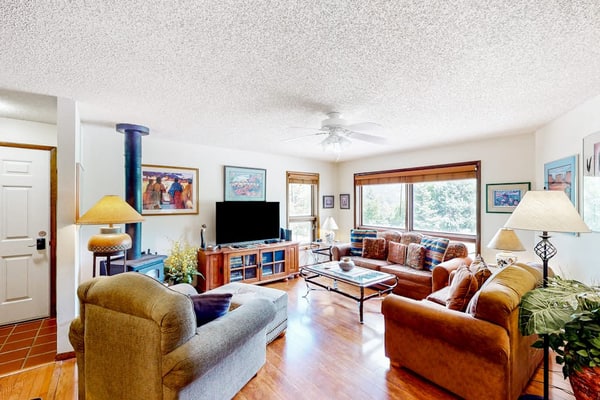 Comfortable condo with full kitchen, balcony, & washer/dryer