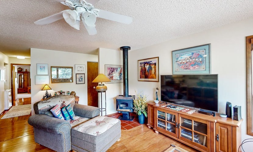 Comfortable condo with full kitchen, balcony, & washer/dryer