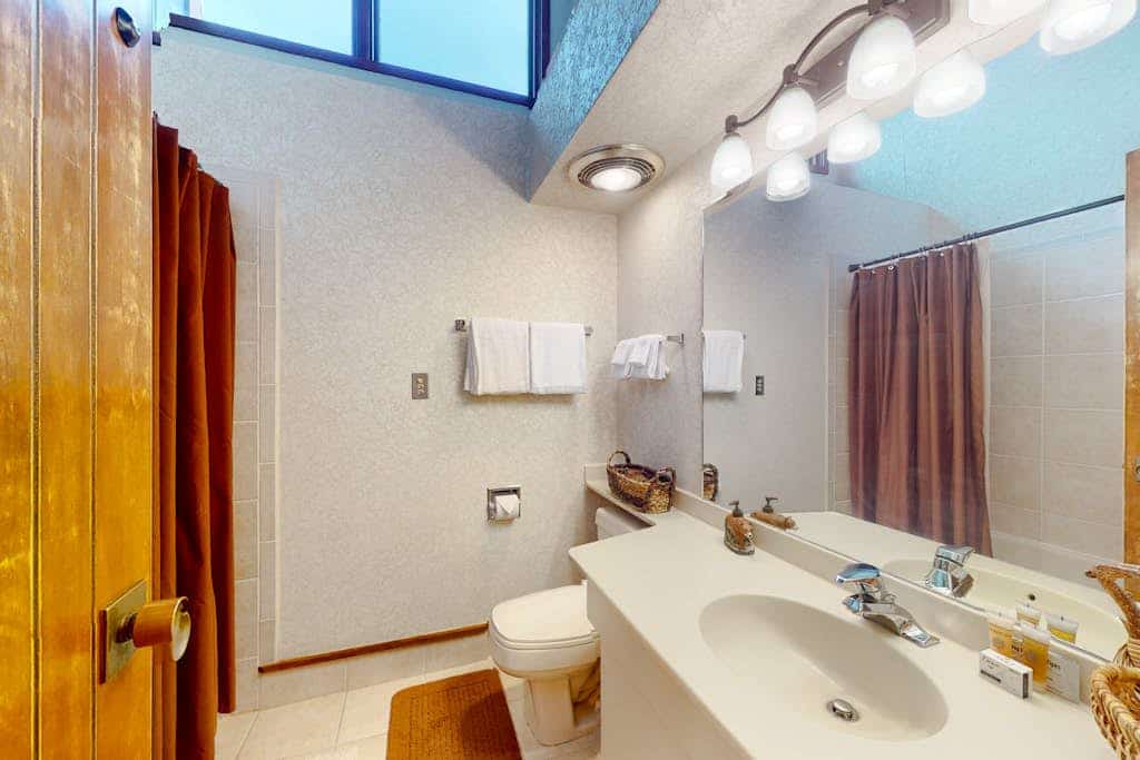Cozy condo with private washer and dryer, on-site golf, share pool and hot tub