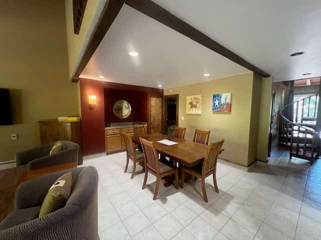 Cozy condo with private washer and dryer, on-site golf, share pool and hot tub