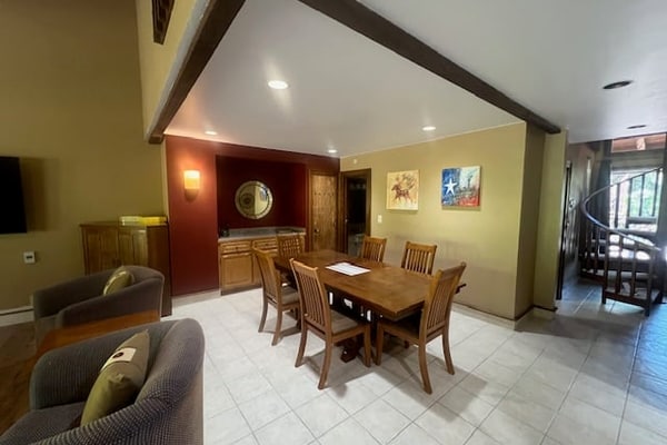 Cozy condo with private washer and dryer, on-site golf, share pool and hot tub