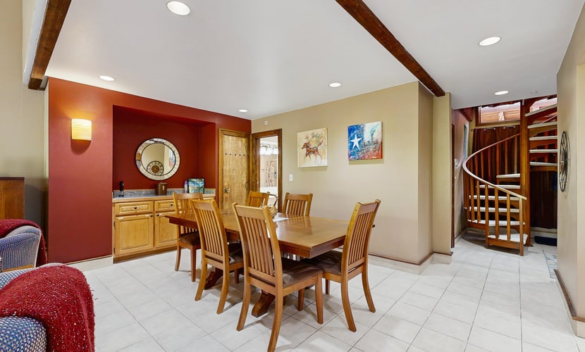 Cozy condo with private washer and dryer, on-site golf, share pool and hot tub