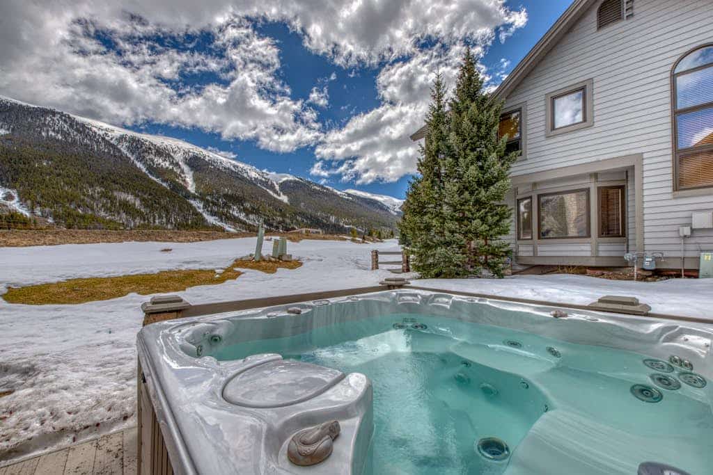 Spacious resort home w/private garage, hot tub & laundry. Bus to slope