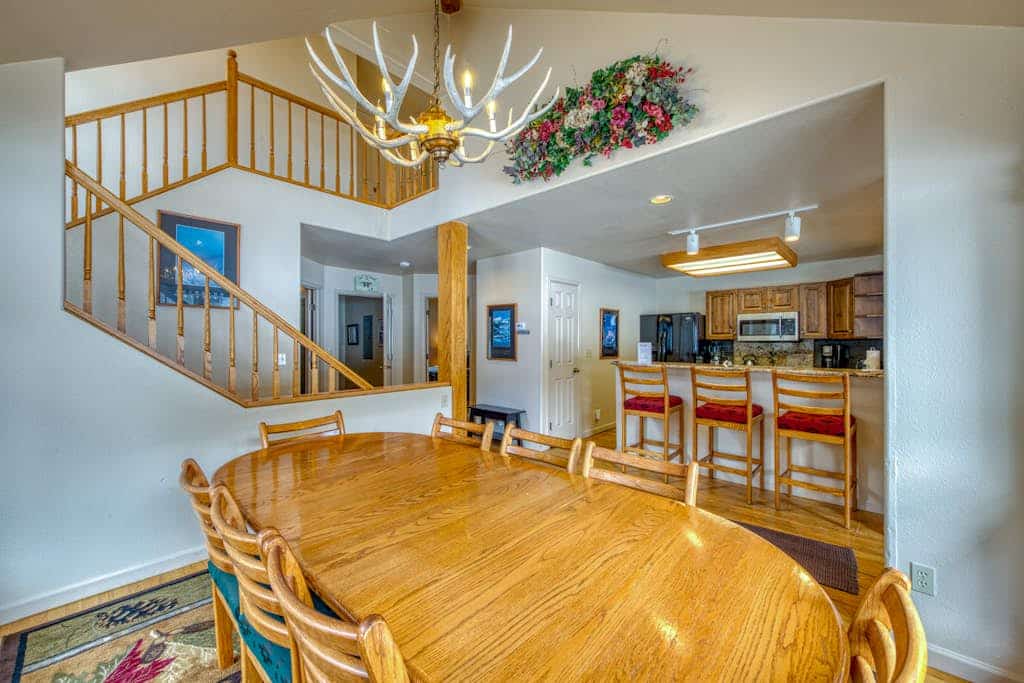 Spacious resort home w/private garage, hot tub & laundry. Bus to slope