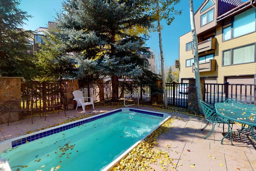 Ski-in/ski-out condo next to Super Bee lift w/shared hot tub/private deck/WiFi
